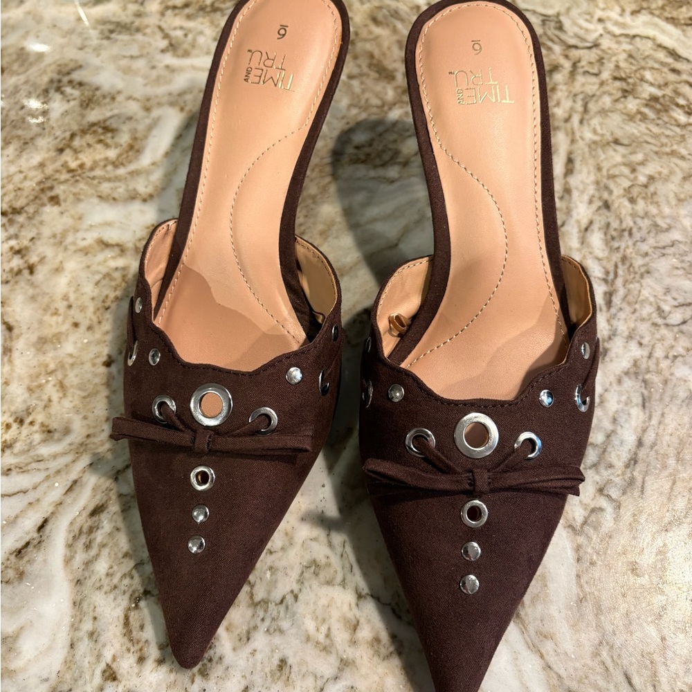 Faux Suede New Kitten Heels with Grommet Embellishments SZ 6 - Picture 5 of 6